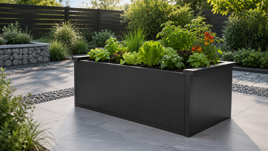 Hochbeet aus Metall von sortiQ mit Schichtaufbau im Garten
